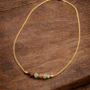 Colar de amazonita multicolor natural com corrente groumet banhada a ouro 18k sobre madeira escura — biojoia artesanal feita à mão em Belém do Pará — Ceci Joias