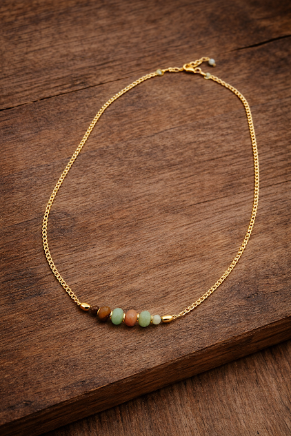 Colar de amazonita multicolor natural com corrente groumet banhada a ouro 18k sobre madeira escura — biojoia artesanal feita à mão em Belém do Pará — Ceci Joias Colar de amazonita multicolor natural com corrente groumet banhada a ouro 18k sobre madeira escura — biojoia artesanal feita à mão em Belém do Pará — Ceci Joias