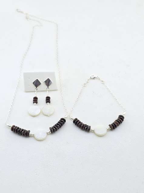 conjunto de coco madreperola banhado a prata fundo branco absoluto conjunto de coco madreperola banhado a prata fundo branco absoluto