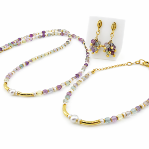 Conjunto completo de biojoia com fluorita arco-íris natural: colar, pulseira e brinco com pérola e banho ouro 18k, fundo branco — Ceci Joias Belém