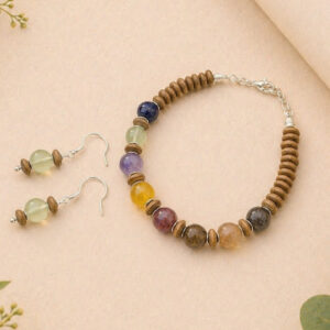 conjunto de pulseira e brincos 7 pedras naturais e madeira com banho de prata 925. conjunto no fundo rosê