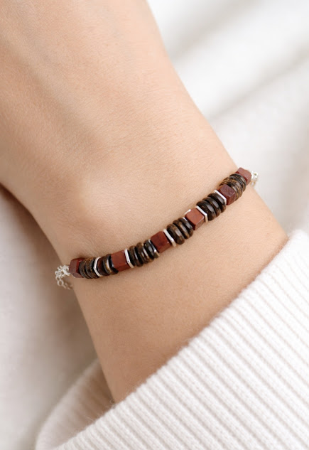 pulseira de jaspe vermelho e coco corrente cadeado no pulso da modelo