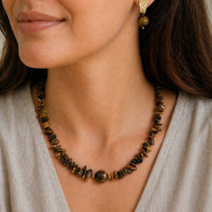 conjunto de pedras naturais de olho de tigre banhado a ouro 18k. apresentado pela modelo