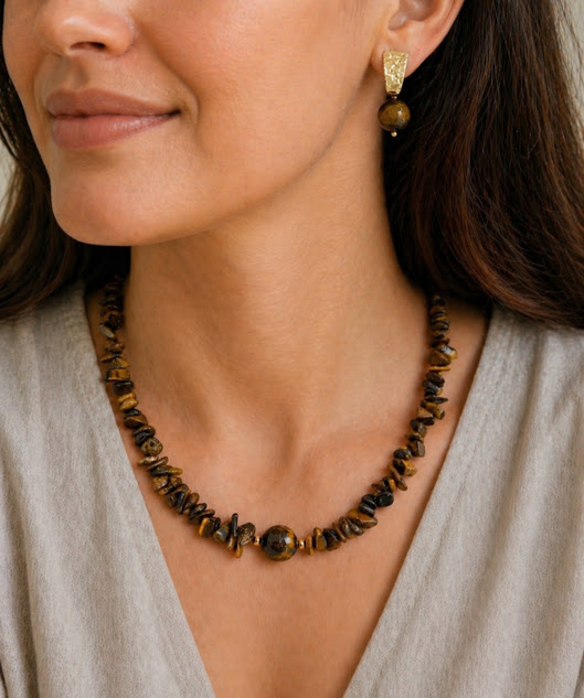 colar de pedras naturais de olho de tigre banhado a ouro 18k. apresentado pela modelo