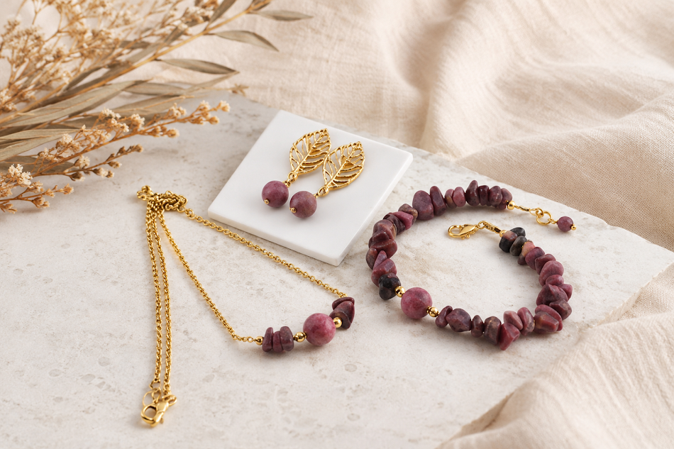 conjunto rodonita banhado a ouro 18k. Corrente elo portugues . Peças únicas feitas a mão. ceci joias;
