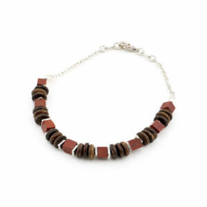 pulseira de jaspe vermelho corrente cadeado banhado a prata. fundo branco #FFFFFF