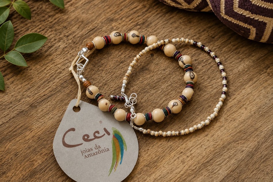 pulseiras de açai e morototo e tiririca com granada banhadas a prata