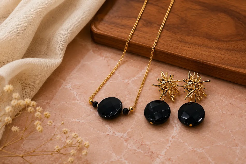 Colar e brincos de moeda de onix corrente elo portugues banhada a ouro 18k, Feitos perla ceci joias da amazônia.