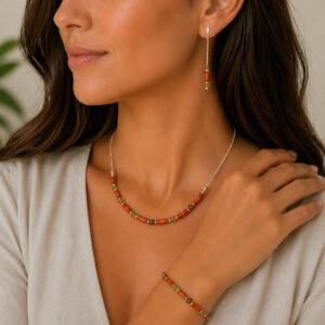 conjunto de madeira e granada verde, apresentado pela modelo. Colar, pulseira e brincos feitos pela Ceci joias da amazÔnia, banhados em prata.